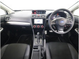 視界の良さが魅力の運転しやすいコックピットです。シンプルで操作性に優れたインパネデザインと、SUBARUならではの安全性能にこだわった視界設計が活かされています。