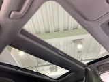 【ガラスルーフ】ガラスルーフ搭載で車内の解放感が一気にアップ!開放的なドライブをお楽しみいただけます。
