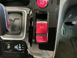電動パーキングブレーキは、従来の足踏み式に比べ、しっかりと車をホールドしてくれるので安心です。女性の方には特に安心いただける装備です