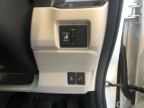 【片側電動スライドドア】リモコンや運転席のスイッチ操作のほか、ドアハンドルを少し引くだけでリアドアが自動開閉します♪