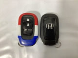 スマートキーを装備しています。鍵を差し込むことなくドアロックの開け閉めと、スタートボタン操作でのエンジンスタートができます。ボタン操作でトランクが開けられる電動テールゲートのボタンもついています。