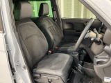 乗降がしやすい運転席。高さが調節できて小柄な方でも運転しやすいポジションをとることができます。