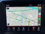 タッチスクリーンをタップするかスワイプするだけですべての機能を呼び出せます。Apple CarPlayおよびAndroid Autoに対応しスマートフォンとのシームレスな 連携も実現。さらに、USBポートを標準装備しています。