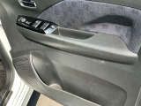運転席と助手席のドアポケットには500mlのペットボトルが入るドリンクホルダーが有ります。