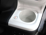 『ホッとカップホルダー』は、保温機能付きのドリンクホルダーです。国内の軽自動車で初めてムーヴキャンバスに搭載されました。