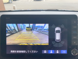 【バックカメラ(3モード)】視点を切り替えて後方を確認でき、駐車や車庫入れも安心です。