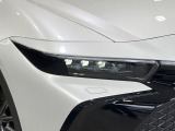 【LEDヘッドライト】悪天候や夜間走行時も良好な視界を確保し安心して運転できる高輝度LEDヘッドライトを装備!点灯速度が早く、消費電力も抑えられています。