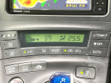 【オートエアコン】一度お好みの温度に設定すれば、車内の温度を検知し風量や温度を自動で調整。暑い&hellip;寒い&hellip;と何度もスイッチ操作をする必要はありません。快適な車内空間には必須の機能ですね♪