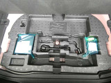 パンク修理剤とエアーポンプのセットです。スペアタイヤは装備していませんが空いたスペースを小物入れとして使用できます