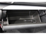 大容量のグローブBOX。車検証などこちらに収納できます。