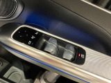 メルセデスのシートは少し硬めになっております。長時間の運転の際、適度な反発があることでお尻や腰の負担を減らす効果が御座います。
