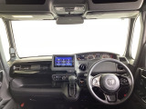 運転席は、大きな座面と包み込むような背もたれがドライバーの身体全体をしっかり支えます。上質なシート素材と座り心地のよいクッションを採用し、長時間の運転やコーナーの多い道も快適です