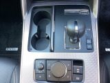 シフト周り、コマンダーでスイスイ、カップホルダーは蓋つきです