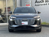 シングルフレームグリルはAudiの象徴的なデザイン要素であり、一目でAudiとわかるスタイル、大きくて迫力のある形状が車のスポーティな印象を強調しており、魅力的なデザインとなっています。