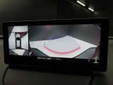 上空から俯瞰した映像で周囲の状況を確認出来る360&deg;ビューモニターです。これなら狭い駐車場でも安心ですね。また、隠れたお子様やいつの間にか置かれたカートも確認出来ますね。