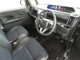シンプルで使いやすいデザインの運転席です。