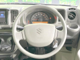 インテリアに合わせたデザインのステアリングは、運転される方のことも考え、運転しやすい形状、大きさです。是非一度、実際に触ってお確かめください。