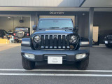 丸目のヘッドライトと7つの縦型グリルはJEEPを象徴するデザインとなっております。