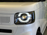 【LEDヘッドライト】悪天候や夜間走行時も良好な視界を確保し安心して運転できる高輝度LEDヘッドライトを装備!点灯速度が早く、消費電力も抑えられています。