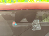【プリクラッシュセーフティ】前方の車両等を検知し、衝突しそうな時は警報で注意を促し、ブレーキを踏む力をサポート。ブレーキを踏めなかった場合は衝突被害軽減ブレーキが作動、衝突回避をサポートします。