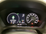 ハイブリット車専用のメーターです。右側の大型スピードメーターに加え、ステアリングスイッチを使って左のマルチインフォメーション・ディスプレイで燃費や動力伝達などの情報が見れるようになっています。