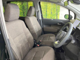 運転席まわりには十分なスペースがあり、大柄な方でもゆったり運転していただける環境です。