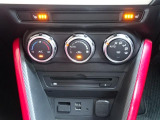 エアコンは、オートエアコン。運転席と助手席にはシートヒーターが装備されています。