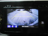 バックカメラの画像です。ガイドラインがスムースな車庫入れをサポートいたします。車庫入れの安心感がアップしますね。
