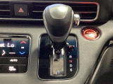 CVT車のセレクトレバーです。低速から高速まで、変速ショックのないスムーズな走りと、エンジン効率のよい領域を維持して燃費にも貢献します。