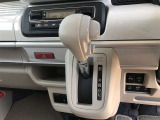 操作しやすいATシフトです。 シフトチェンジを気にしなくていいので運転だけに集中できますね。 自然と手に届くところにある、手になじむ形状のシフトノブがいいですね。
