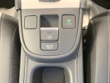 【オートブレーキホールド】信号待ちでブレーキから足を離しても停止状態を維持でき、運転の負担を軽減します。