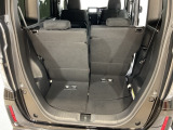 後席のシートをスライドさせると荷室空間が広がります