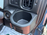 運転席ハンドルの右側にもドリンクホルダーがございます!お飲み物だけではなく、携帯電話なども置けますね♪