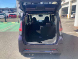 長い物でも片側だけフラットにすることで3名は乗車可能。