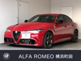 エンジンや駆動系を前後車軸間に収め、パワーを路面に叩きつける。 そのシルエットは、パワーと躍動感に満ちている。