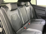 安全性と快適性を追求した、少し硬めのシート。 これは長時間の運転や渋滞などの状況でも、身体の疲労度が少ないことを求めたものです。