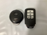 スマートキー付きですからドアロックの開閉およびエンジンスタートが楽々です。電動スライドドアの開け閉めもボタンで操作できます。加えて、純正リモコンエンジンスターター用の操作キーもついています。
