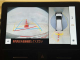 真上から見下ろしたような視点で車とその周囲を確認出来る画面と、車両後方を映し出すバックモニター画面の2つを表示してくれます。