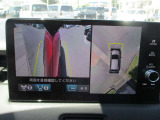 マルチビューカメラで車の周囲を映像で確認できます。駐車場や見通しの悪い交差点などナビ画面に映し出します。