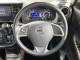 インテリアに合わせたデザインのステアリングは、運転される方のことも考え、運転しやすい形状、大きさです。是非一度、実際に触ってお確かめください。