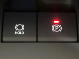 【電動パーキングブレーキ】パーキングブレーキは便利な電動式!ボタン一つで操作でき、アクセルを踏めば自動で解除されます♪レバーやペダルが無いので運転席廻りもすっきりしますね♪