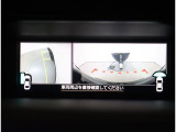 運転席から見えにくい前方の死角を確認できるので、狭い道や駐車場での運転をサポートしてくれます!