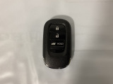 スマートキーを装備しています。鍵を差し込むことなくドアロックの開け閉めと、スタートボタン操作でのエンジンスタートができます。ボタン操作でトランクが開けられる電動テールゲートのボタンもついています。