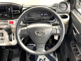 インテリアに合わせたデザインのステアリングは、運転される方のことも考え、運転しやすい形状、大きさです。是非一度、実際に触ってお確かめください。