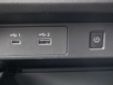 ケーブルを差し込むこと無く、トレイに置くだけで充電できるワイヤレス充電付き
