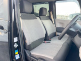 運転席まわりには十分なスペースがあり、大柄な方でもゆったり運転していただける環境です。