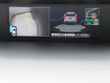 バック時に、バックソナーと運転席から死角になりやすい左前タイヤ付近をモニターできるサイドビューモニターが起動し、状況を表示いたします