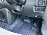 駐車ブレーキは足踏み式です