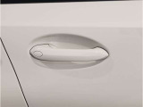 【コンフォートアクセス】ドアノブの内側に手を入れるとドアロック解除。ドアノブの表面にある凹凸部分に触れるとドアロック施錠が可能となります。施錠の際に長押しでドアミラー格納やウインドウを閉める事も可能☆