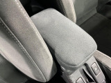 【純正GRアームレスト】運転中の身体の負担を軽減してくれるアームレストを装備♪